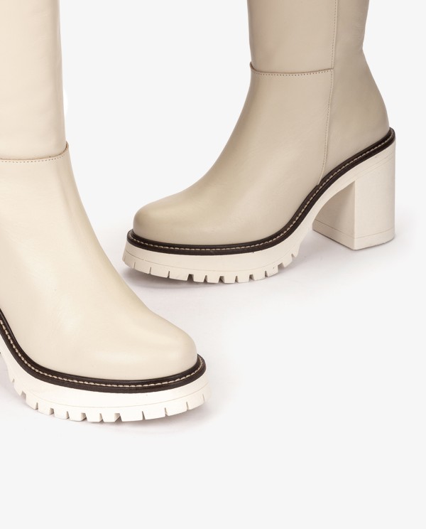 Cuplé BOTA BEIGE EN PIEL CON SUELA TRACK En oferta
