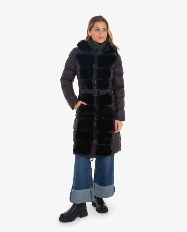 Cuplé PARKA LARGA DE NYLON NEGRO CON DETALLE DE PELO