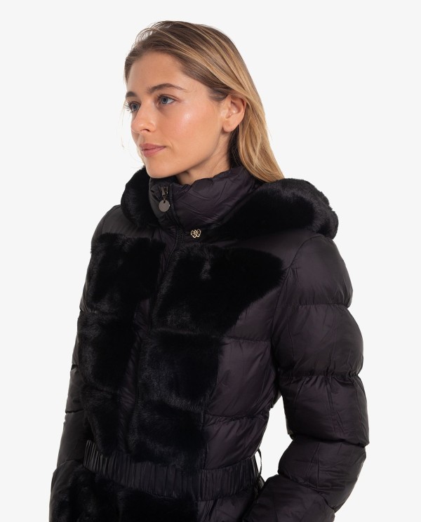 Cuplé PARKA LARGA DE NYLON NEGRO CON DETALLE DE PELO Devoluciones gratuitas