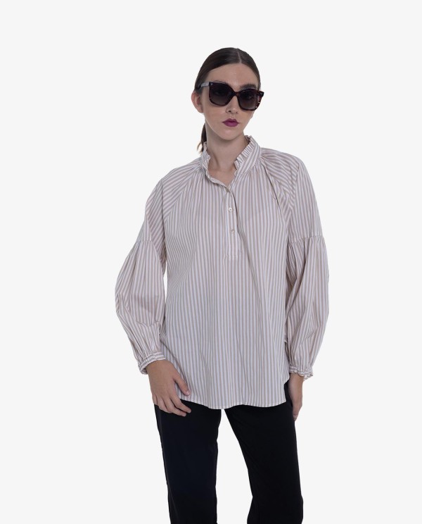 Cuplé CAMISA DE RAYAS VERTICALES BEIGE Y BLANCO CON CUELLO ALTO