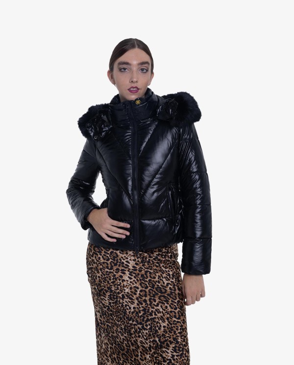 Cuplé PARKA ACOLCHADA DE NYLON NEGRA CON CAPUCHA Y DETALLES DE PELO