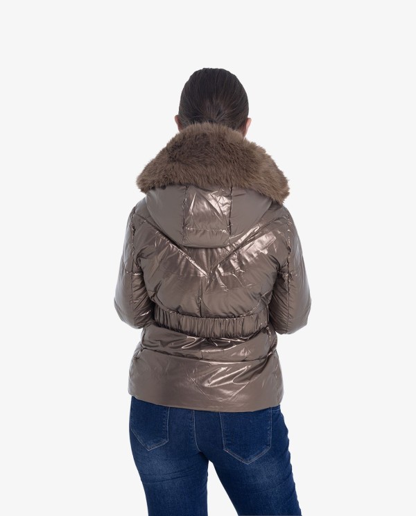 Cuplé PARKA ACOLCHADA DE NYLON BRONCE CON CAPUCHA Y DETALLES DE PELO