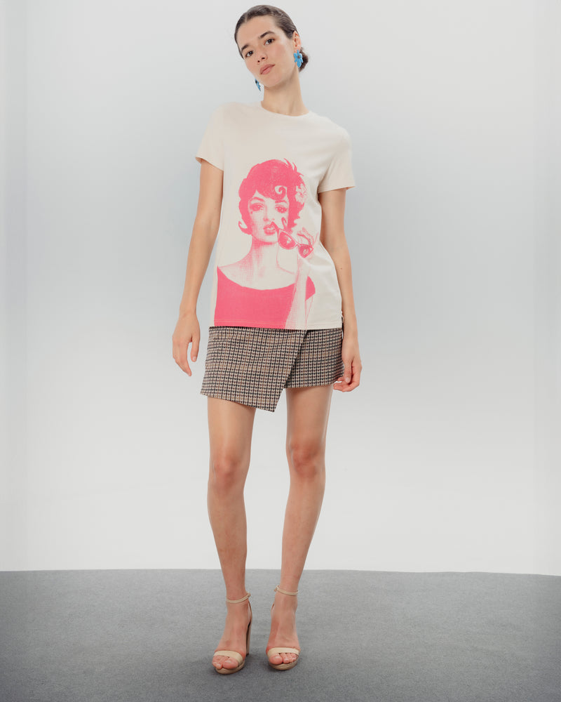 Dolores promesas Camiseta Ilustrada Beige Dolores Precio de fábrica