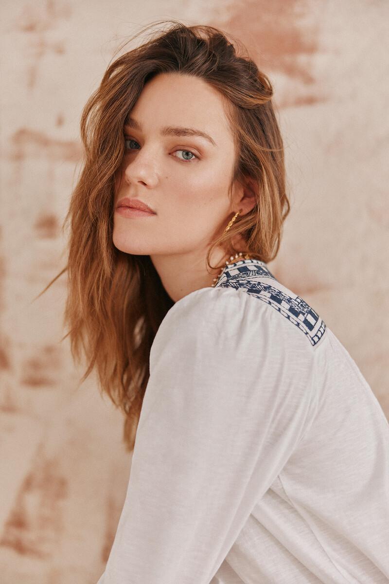 Hoss intropia Fabiana. Camiseta bordado a contraste. | Camisetas y tops de mujer | Hoss Intropia Rebajas online