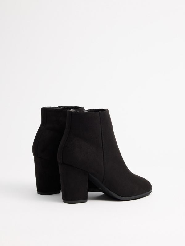 In side Botines básicos con tacón ancho Precio de fábrica