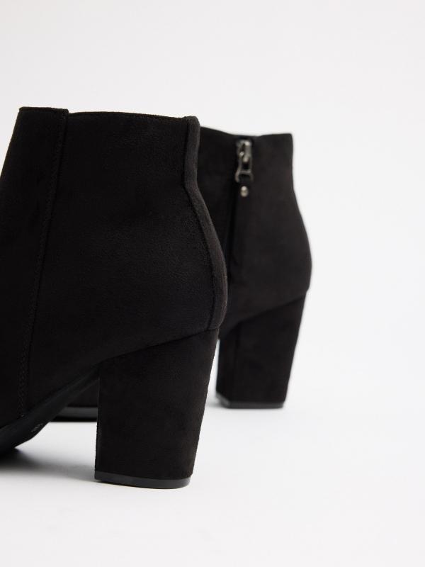 In side Botines básicos con tacón ancho Precio de fábrica