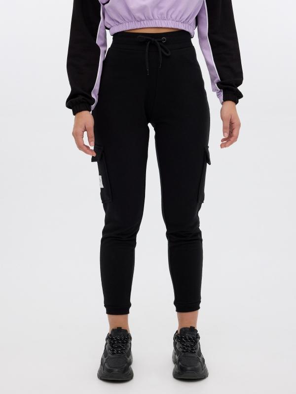 In side Pantalón jogger negro con bolsillos Promoción trimestral