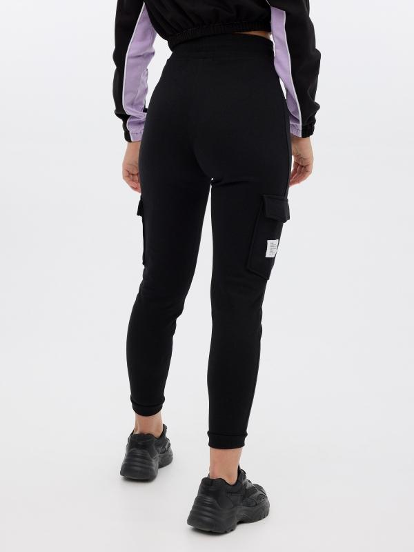 In side Pantalón jogger negro con bolsillos Promoción trimestral