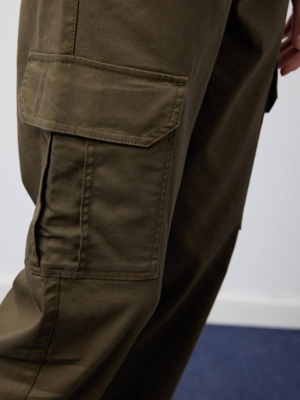 In side Pantalón jogger cargo high rise Solo queda un día