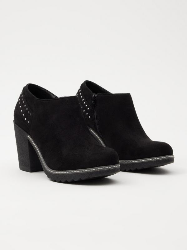 In side Zapatos con tachas tacón ancho Ofertas de temporada