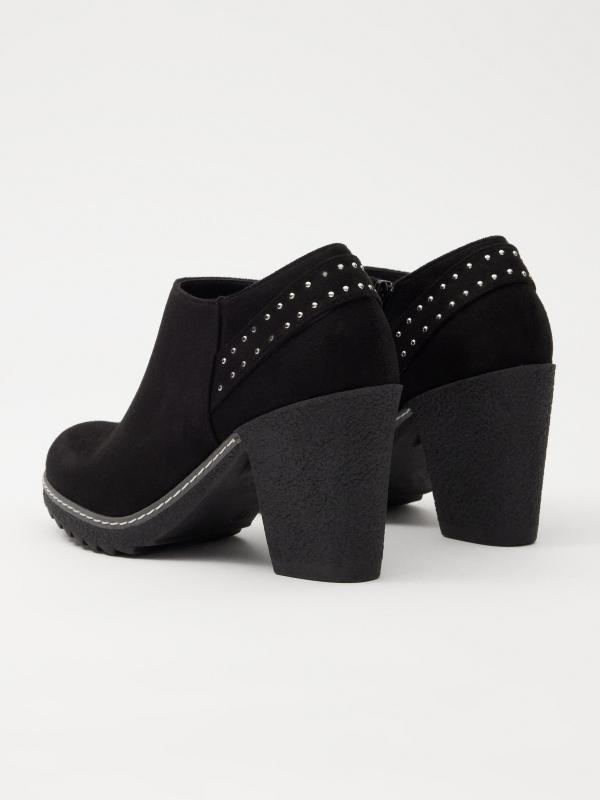 In side Zapatos con tachas tacón ancho Ofertas de temporada