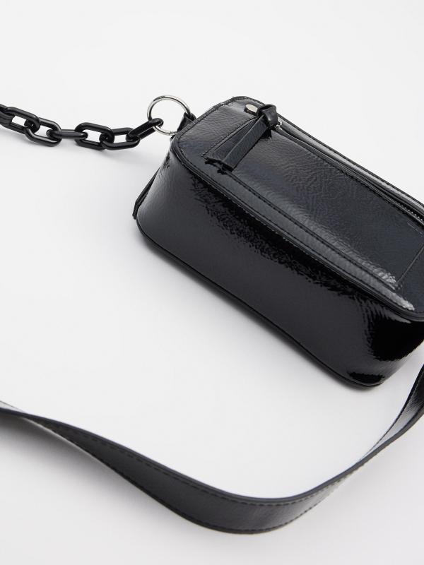 In side Bolso bandolera efecto charol Devoluciones gratuitas