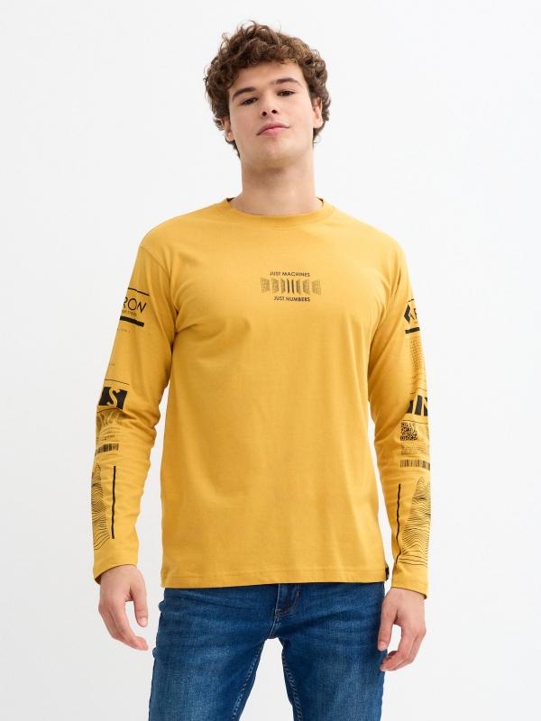 In side Camiseta cyber print en las mangas