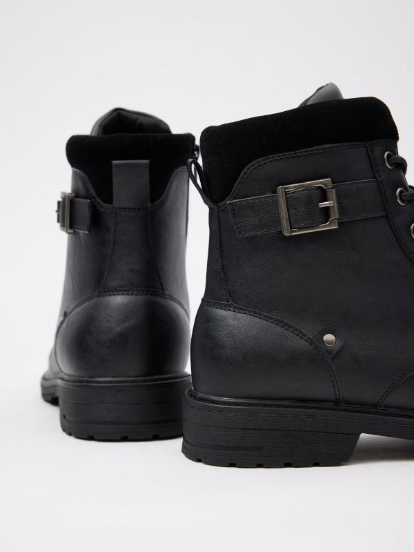In side Bota polipiel con hebilla Liquidación
