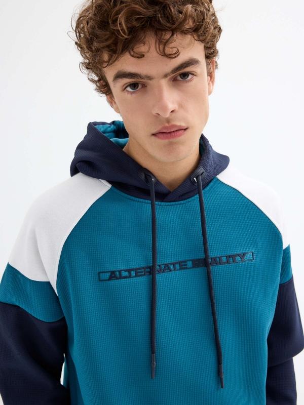 In side Sudadera texto color block Tienda