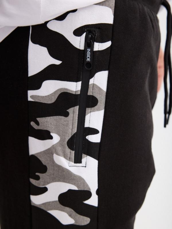 In side Pantalón jogger felpa camuflaje 2025