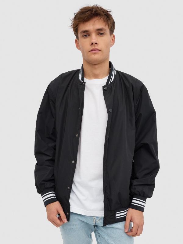 In side Cazadora bomber clásica