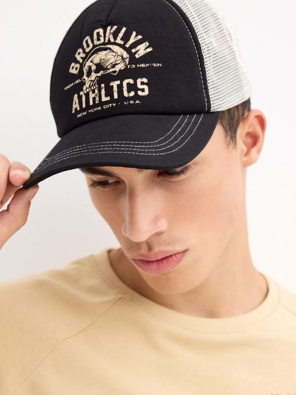 In side Gorra trucker contraste 2025