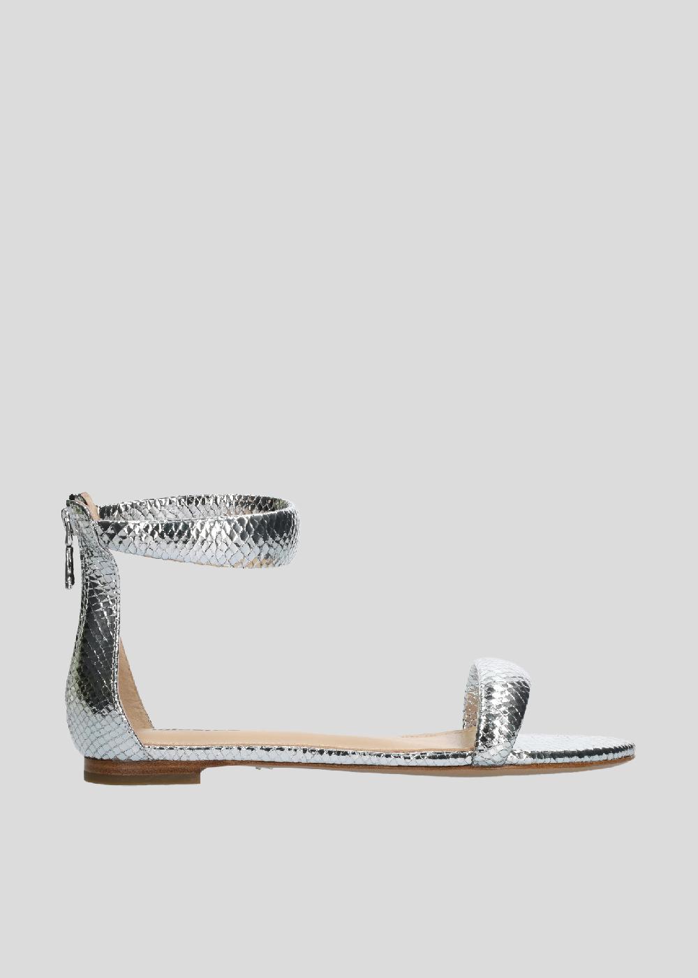 lola cruz AMY FLAT