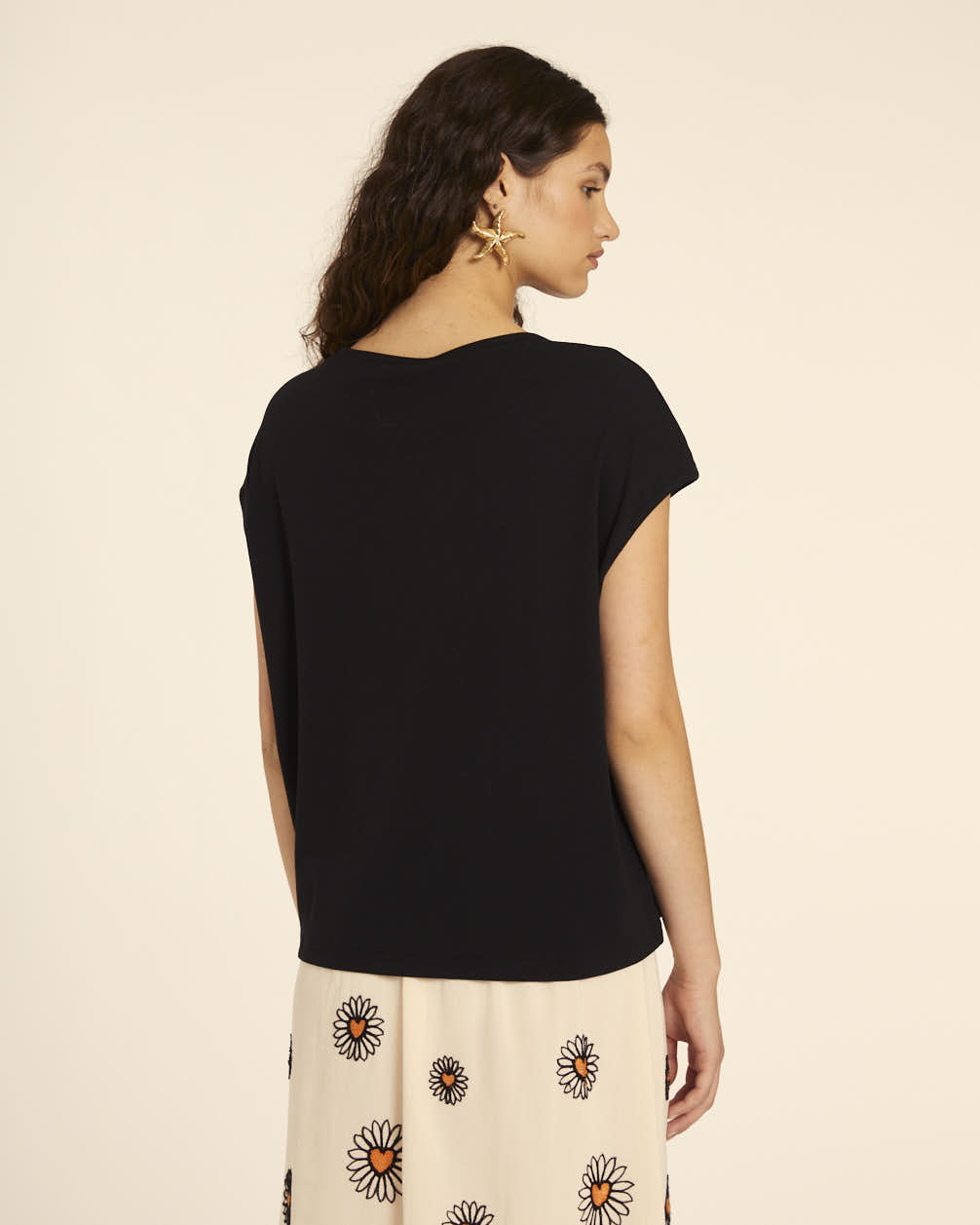 pepaloves CAMISETA AMPLIA CUELLO PICO NEGRA Superdescuento