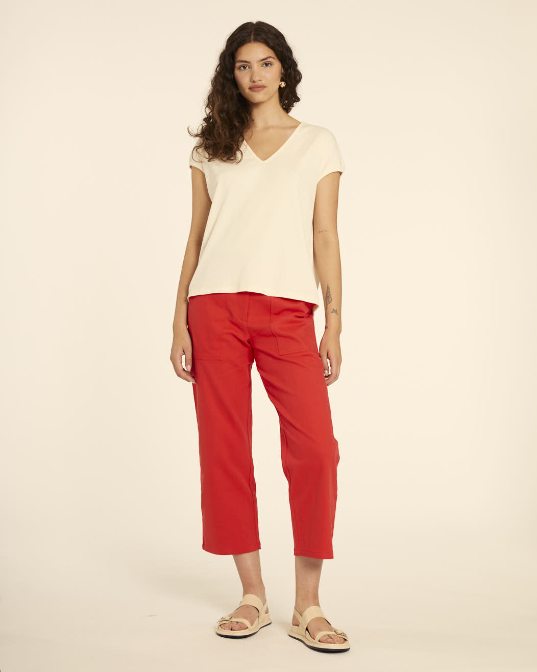 pepaloves CAMISETA AMPLIA CUELLO PICO CREMA Última moda
