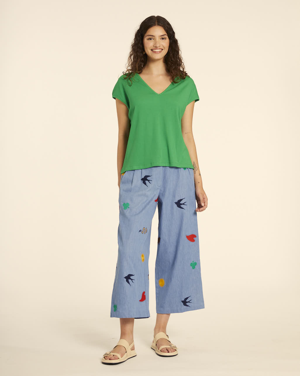 pepaloves CAMISETA AMPLIA CUELLO PICO VERDE En oferta