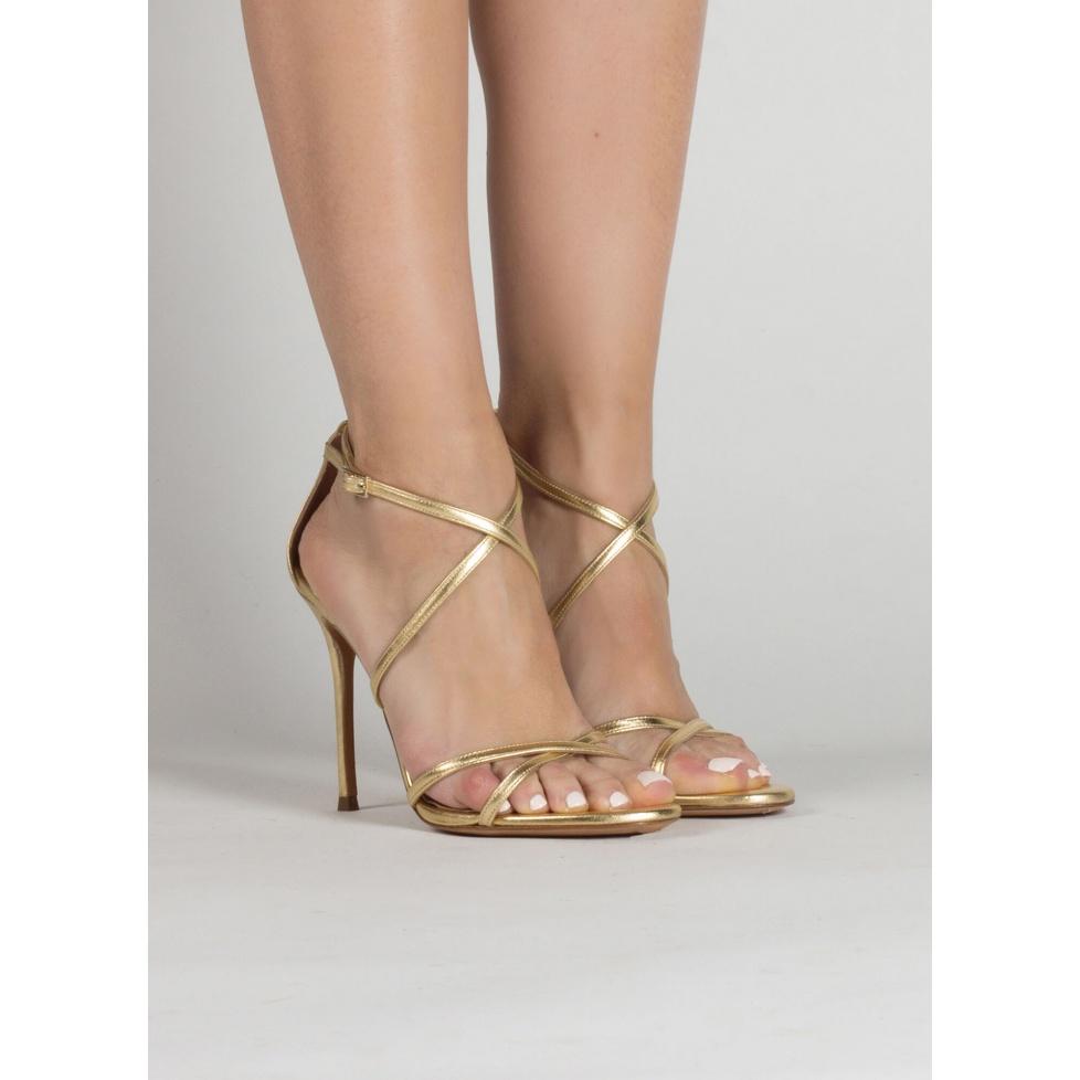 pura lópez Sandalias doradas de finas tiras en piel con tacón alto COMPRAR AHORA