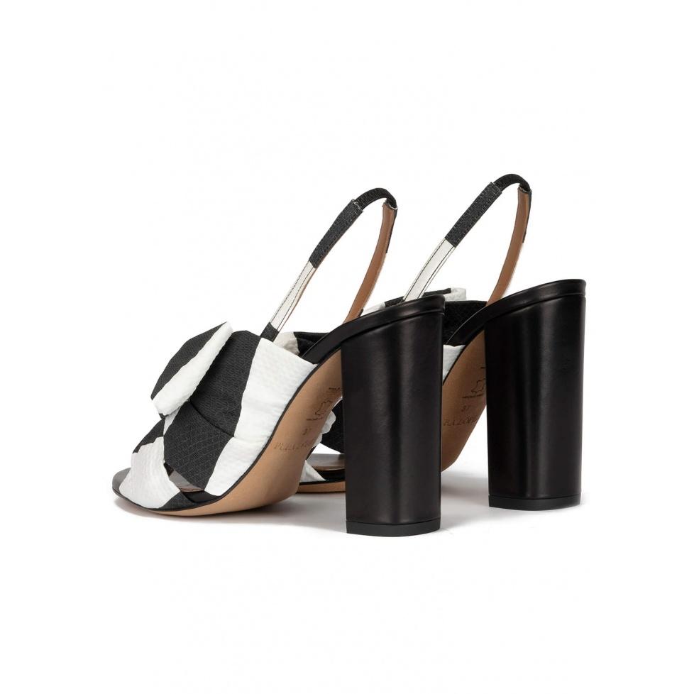 pura lópez Sandalias de tacón ancho en tejido blanco y negro con detalle de lazo Precio de fábrica