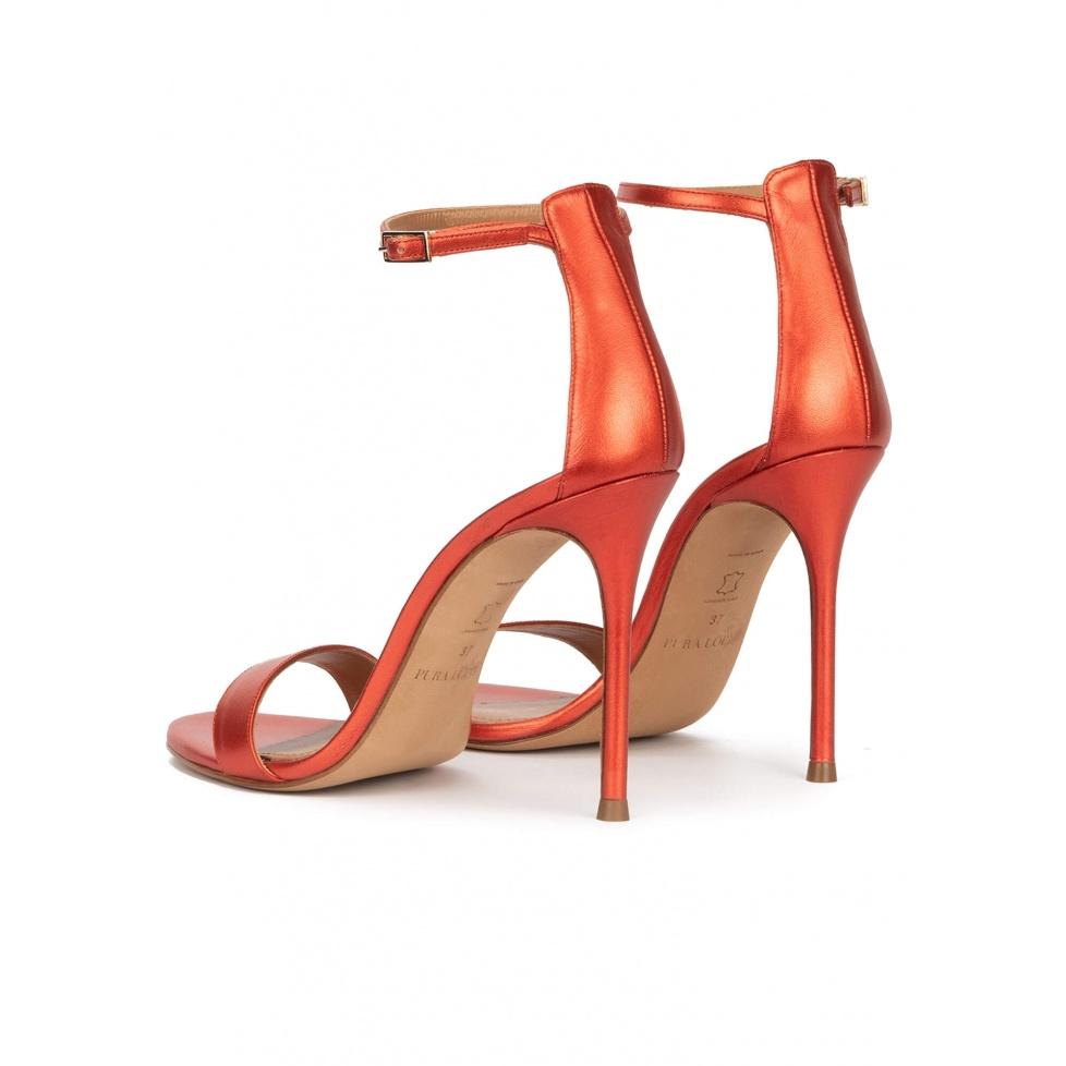 pura lópez Sandalias metalizadas de tacón alto en rosa coral Tienda de fábrica