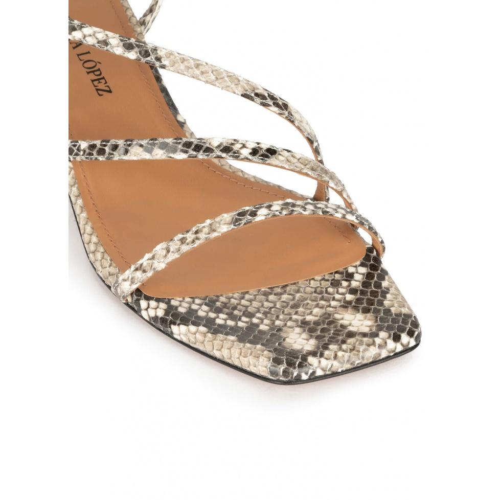 pura lópez Sandalias de tiras con tacón medio en piel efecto serpiente Precios de Black Friday