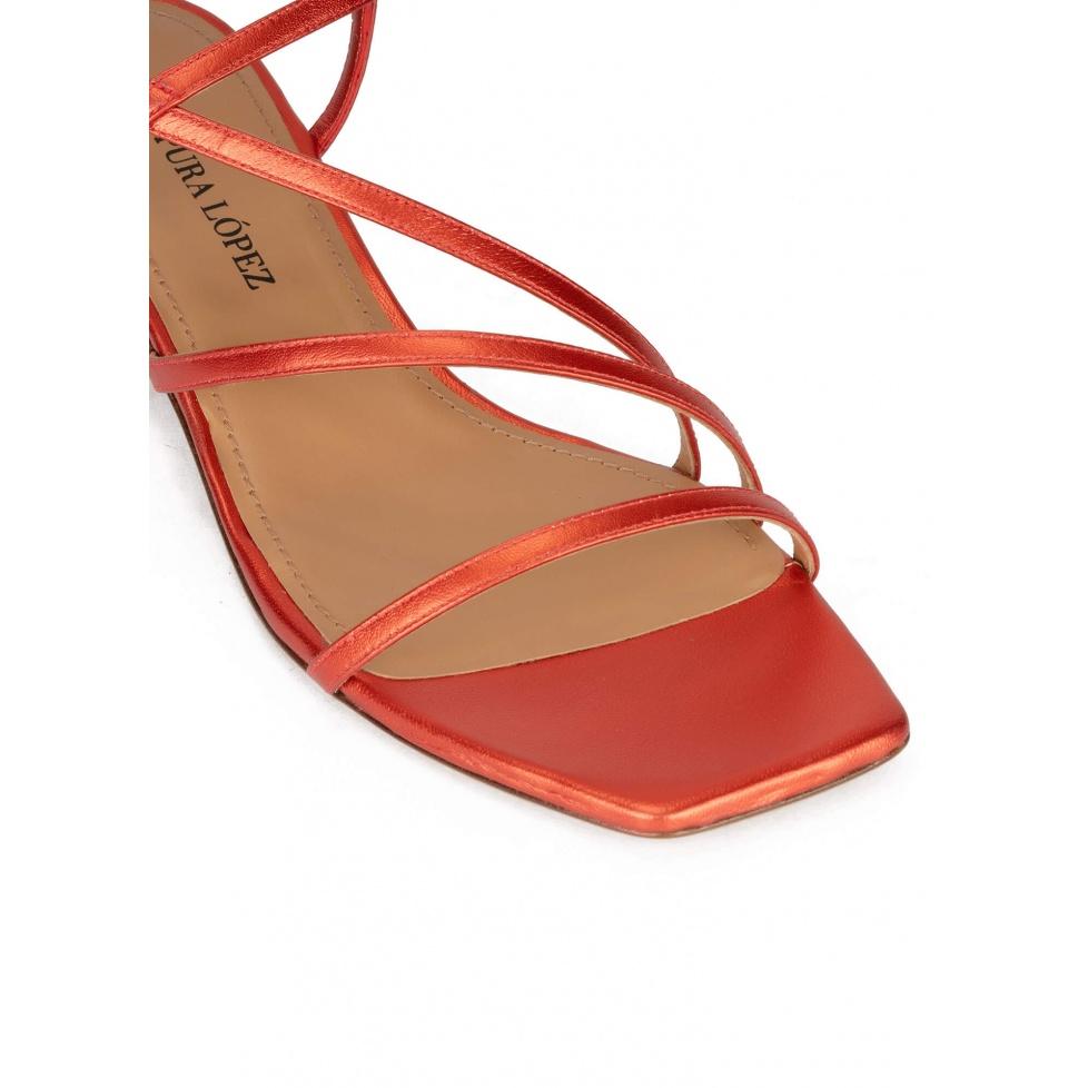 pura lópez Sandalias de piel metalizada y puntera cuadrada en color coral En oferta