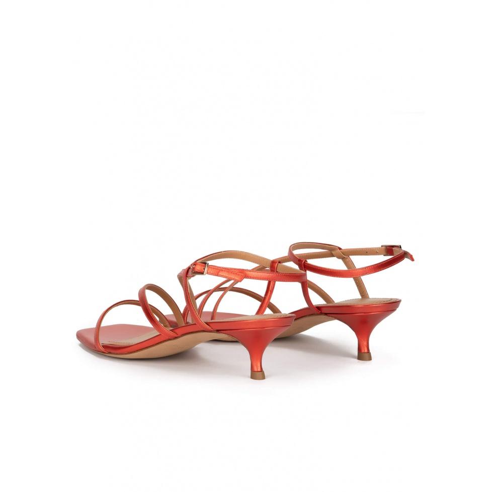 pura lópez Sandalias de piel metalizada y puntera cuadrada en color coral En oferta