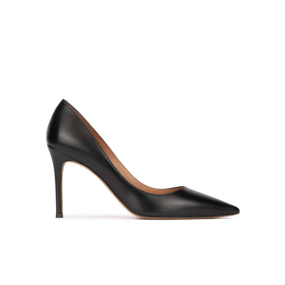 pura lópez Zapatos negros de piel con tacón alto y punta fina