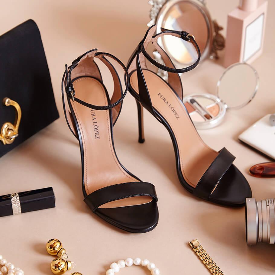 pura lópez Sandalias negras de piel con tacón alto fino y pulsera en el tobillo Descuento por venta flash