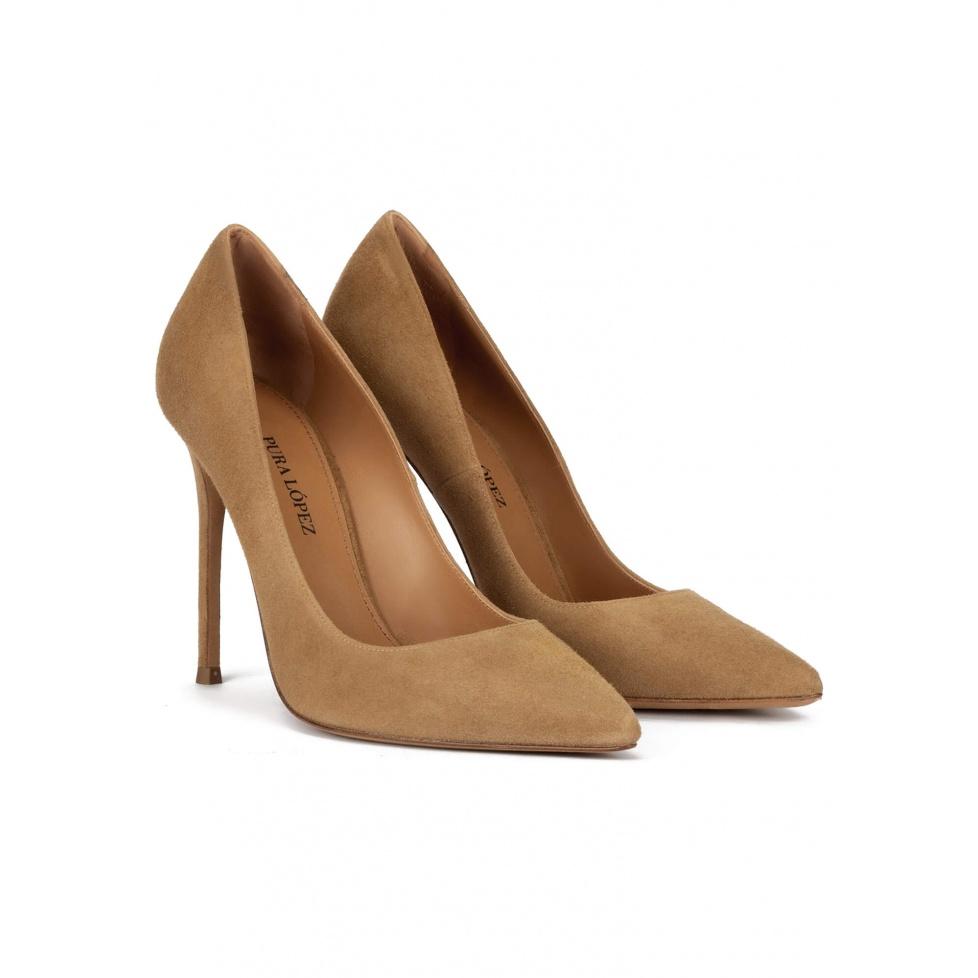 pura lópez Zapatos de tacón alto y punta fina en ante camel Rebajas de fin de temporada