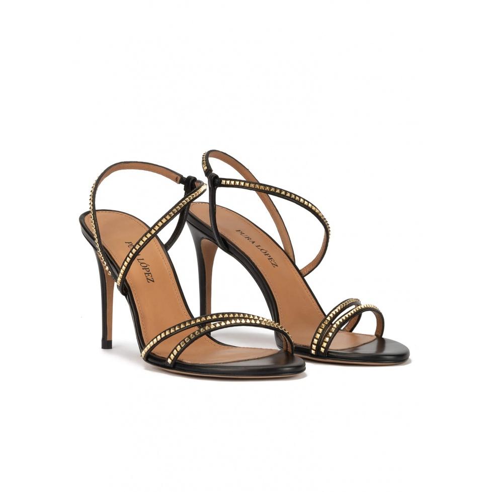 pura lópez Sandalias negras de piel con tacón alto y tachas pirámide Gran oferta