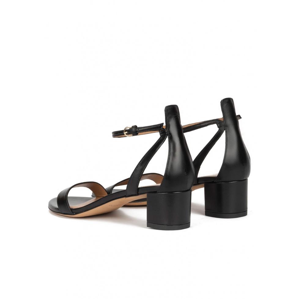 pura lópez Sandalias de tacón medio en piel color negro con pulsera Envío internacional gratuito