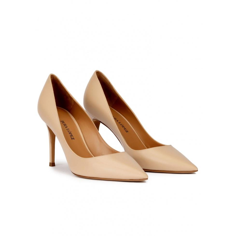 pura lópez Zapatos de punta fina y tacón stiletto en piel beige En oferta