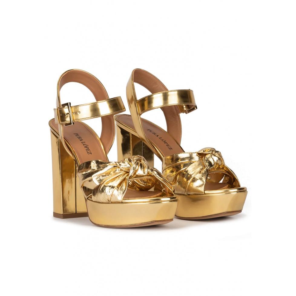 pura lópez Sandalias de plataforma y tacón alto en piel oro efecto espejo Outlet online