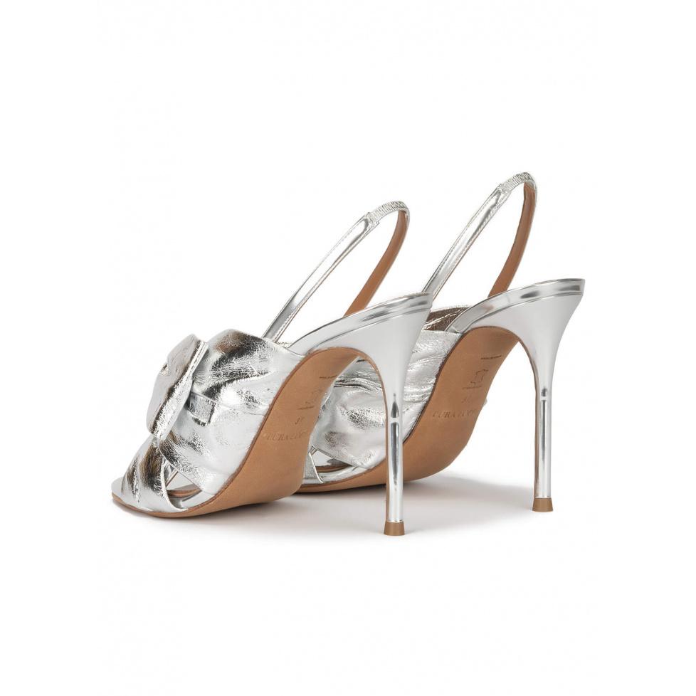 pura lópez Sandalias plateadas de tacón stiletto con adorno de lazo Rebajas