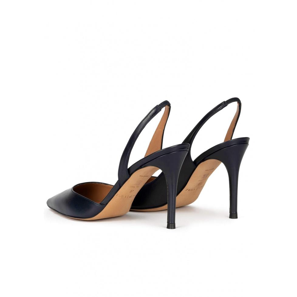 pura lópez Zapatos destalonados de tacón alto y punta fina en piel azul marino Mejor oferta