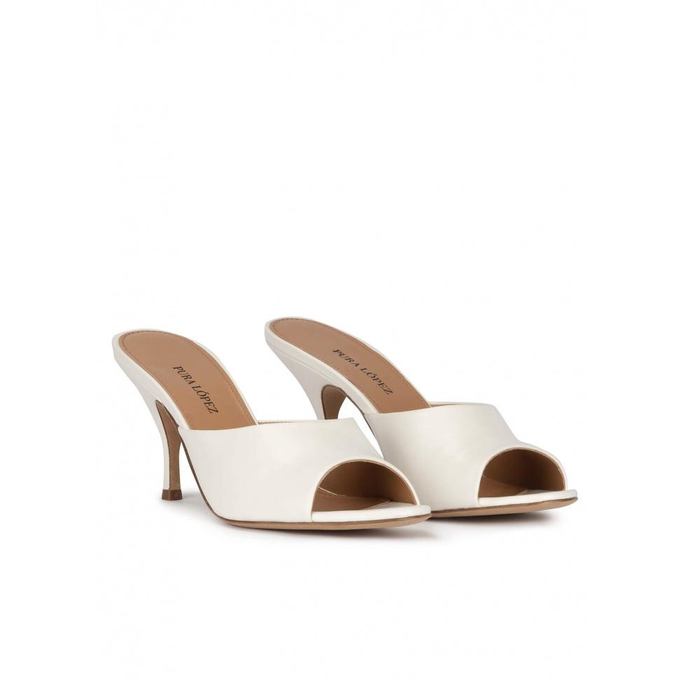 pura lópez Mules de tacón medio curvo en piel blanco roto Rebajas top