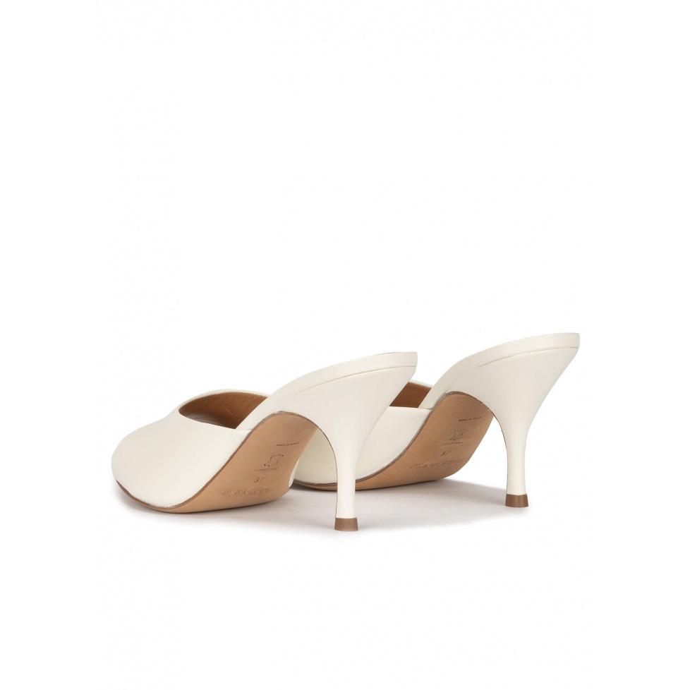 pura lópez Mules de tacón medio curvo en piel blanco roto Rebajas top