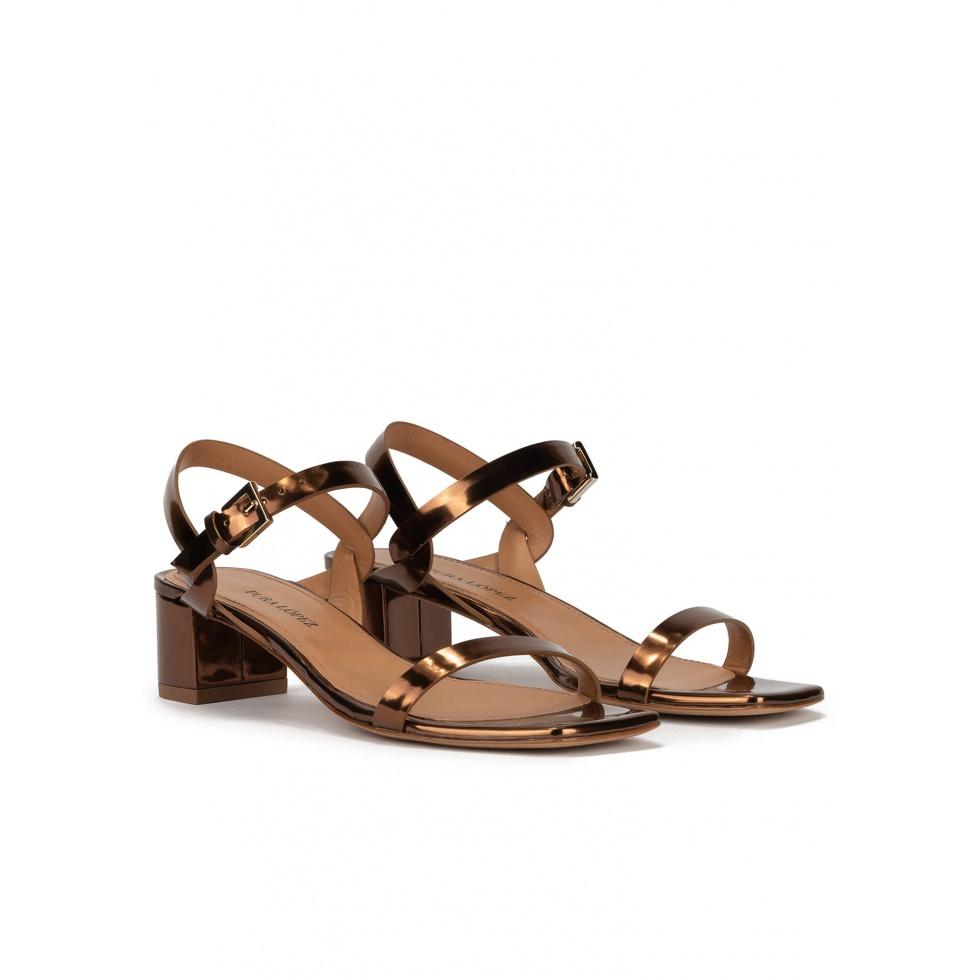 pura lópez Sandalias de tacón medio ancho en piel metalizada bronce Oferta especial