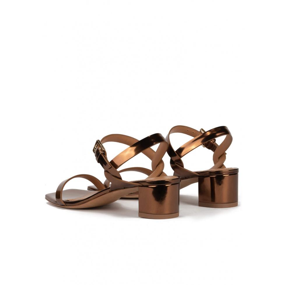 pura lópez Sandalias de tacón medio ancho en piel metalizada bronce Oferta especial