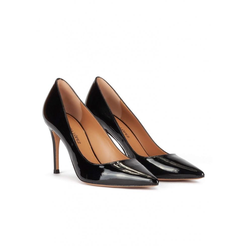 pura lópez Zapatos de salón con tacón alto y punta fina en charol negro ÚLTIMAS EDICIONES