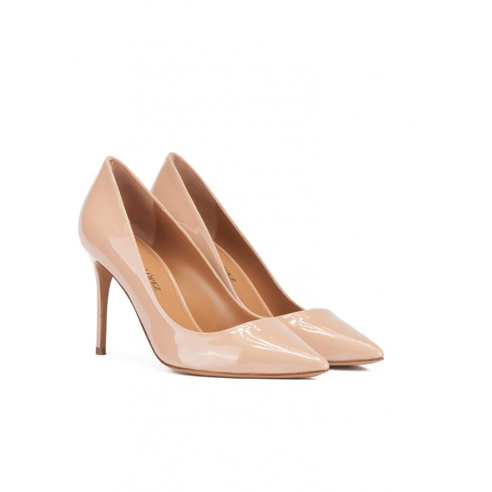 pura lópez Zapatos de puntera fina y tacón alto en charol nude Últimos 2 días