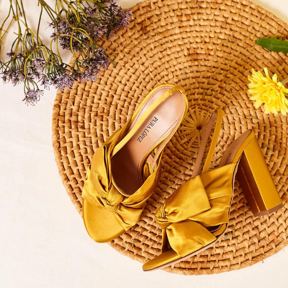pura lópez Sandalias de tacón alto ancho en raso ocre con detalle de lazo Oferta especial de fábrica