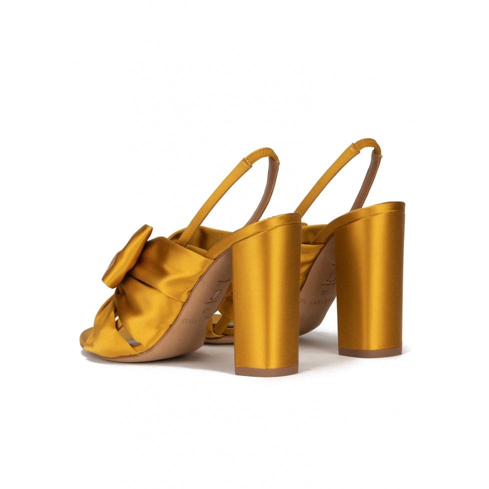 pura lópez Sandalias de tacón alto ancho en raso ocre con detalle de lazo Oferta especial de fábrica