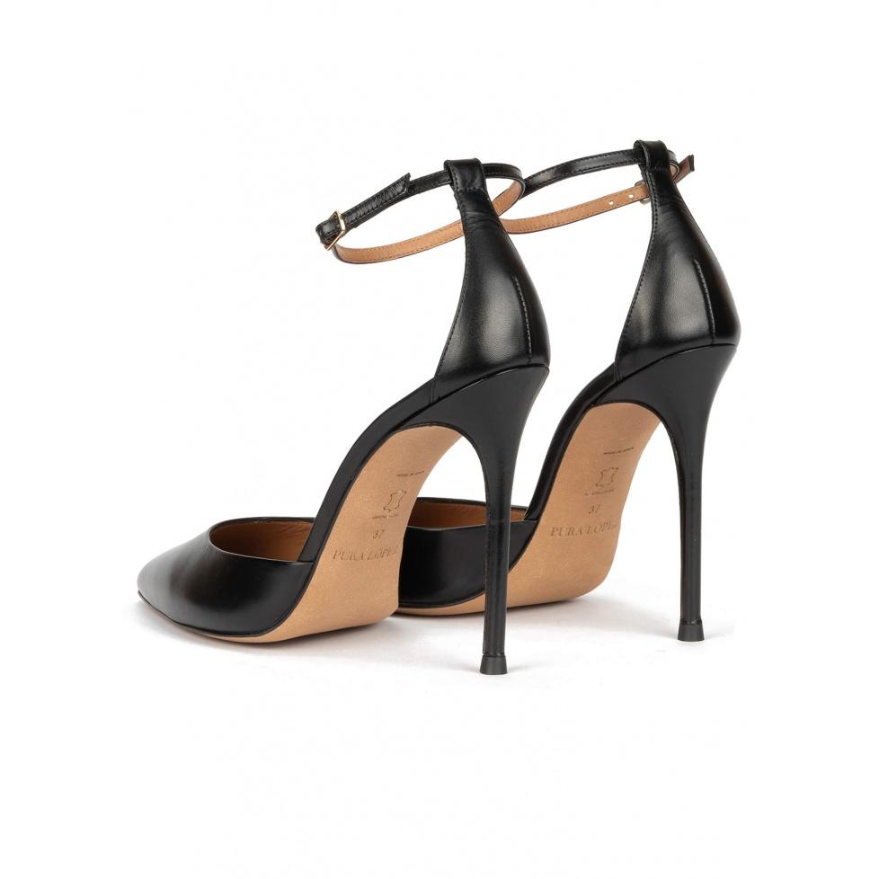 pura lópez Zapatos negros de tacón alto y puntera fina con pulsera Limitado a 3 días
